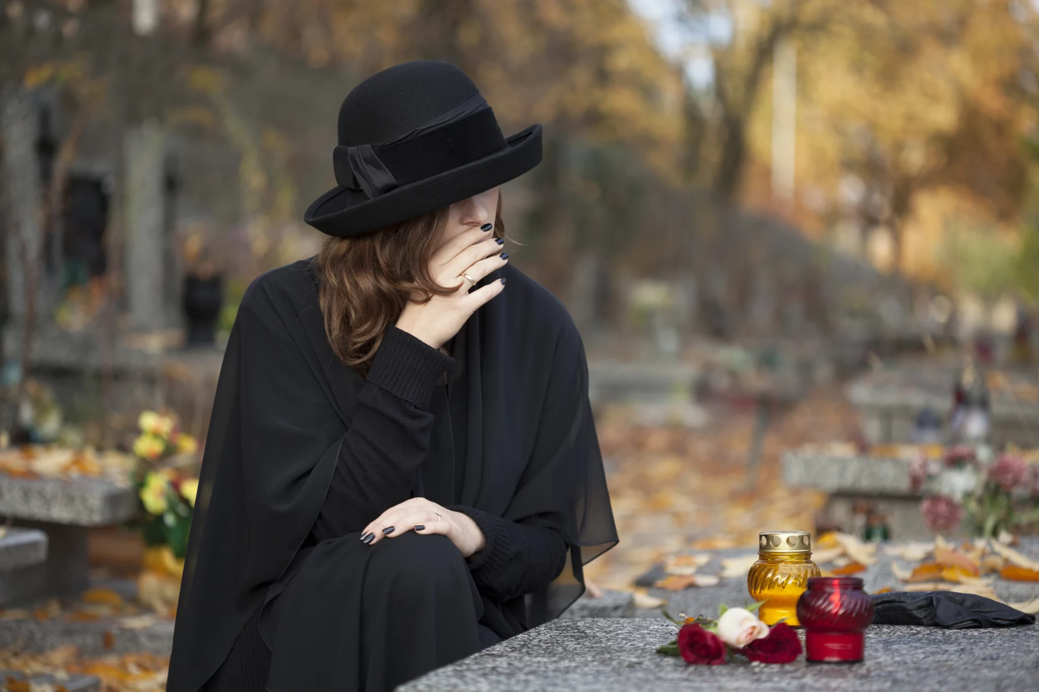 Женщина в трауре. Красивая женщина в трауре. Девушка в черном на кладбище. Вдова на кладбище.