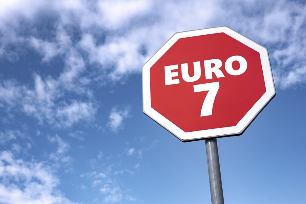 Opt state UE, printre care şi România, solicită renunţarea la normele de poluare Euro 7
