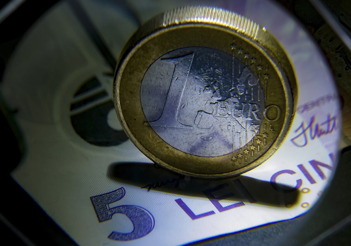 Leul pierde din nou teren în fața monedei euro. Preț record pentru gramul de aur