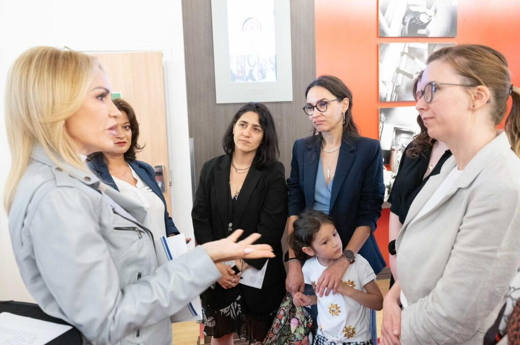 Gabriela Firea le-a îndemnat pe mame să nască la maternitate: Nașterea acasă pune în pericol viața copilului și a mamei