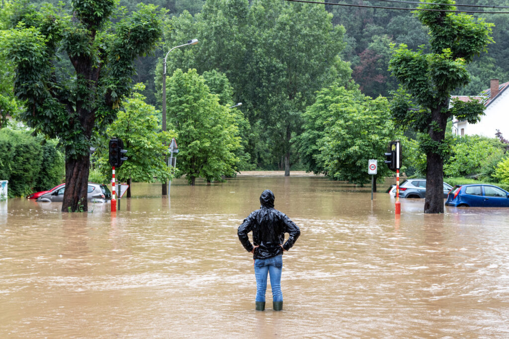 Ajutor de la Guvern pentru românii afectați de inundații. Câți bani primesc cei cei care nu au asigurarea obligatorie