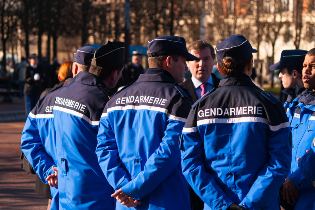 Armata şi jandarmeria Franţei vor putea angaja persoane declarate seropozitive