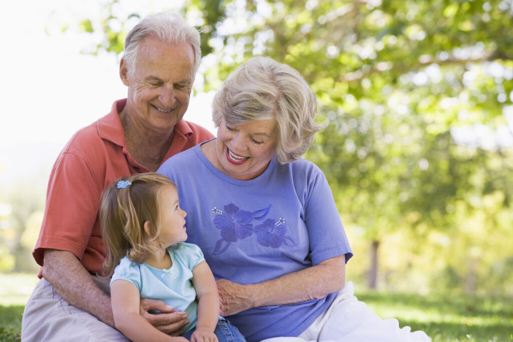 Copiii care petrec timp cu bunicii sunt mai în siguranță și mai fericiți. S-a dovedit ştiinţific