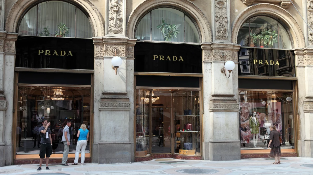 Prada negociază achiziția brandului Versace. Ofertă de 1,5 miliarde de dolari