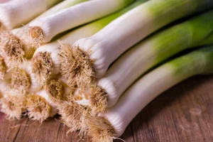 Cum trebuie să curățați frunzele de praz? Este recomandat în anemii, artrite şi reumatism