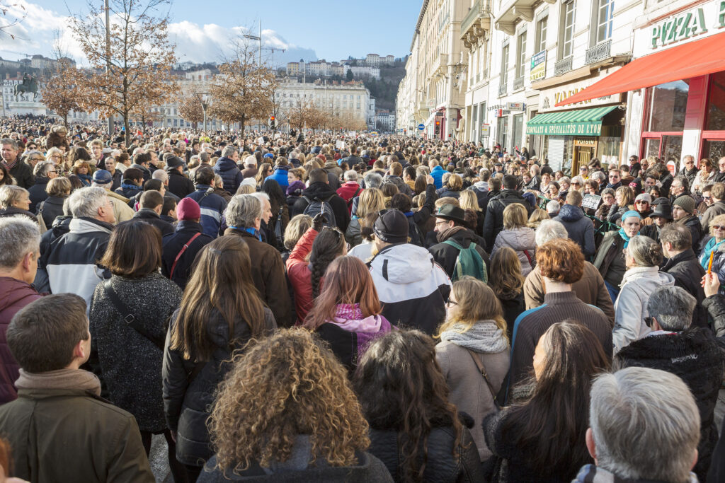 Funeralii pentru adolescentul împuşcat în Paris. Peste 40.000 de polițiști au fost mobilizați