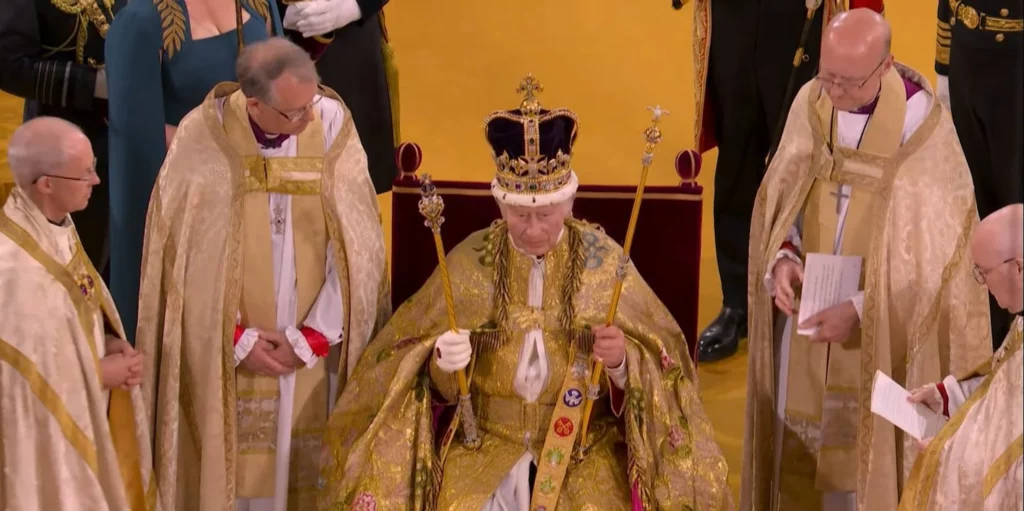 Charles al III-lea a fost încoronat, sâmbătă, la Westminster Abbey