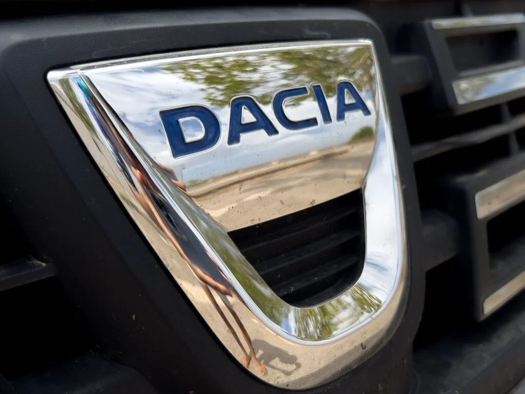 Dacia pregăteşte un nou model. Va concura cu Citroen şi Skoda (VIDEO)