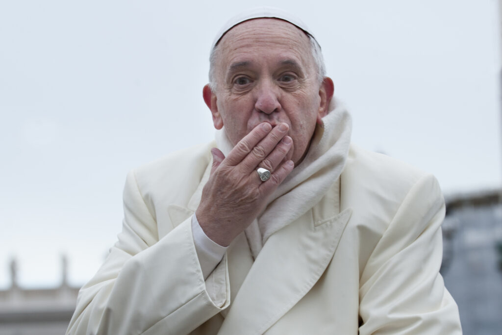 Papa Francisc a fost operat cu succes. Suveranul va rămâne în spital cel mult o săptămână