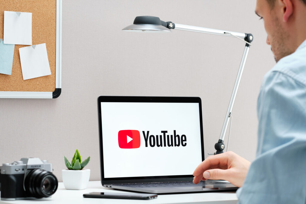 Canalele de YouTube vor putea activa mai repede funcţiile de monetizare prin reclame