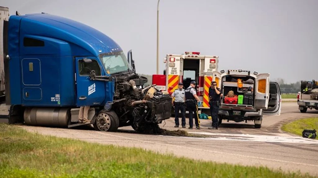 Tragedia dimineții! Accident cumplit între un camion și un autobuz. 15 persoane au murit (Video)