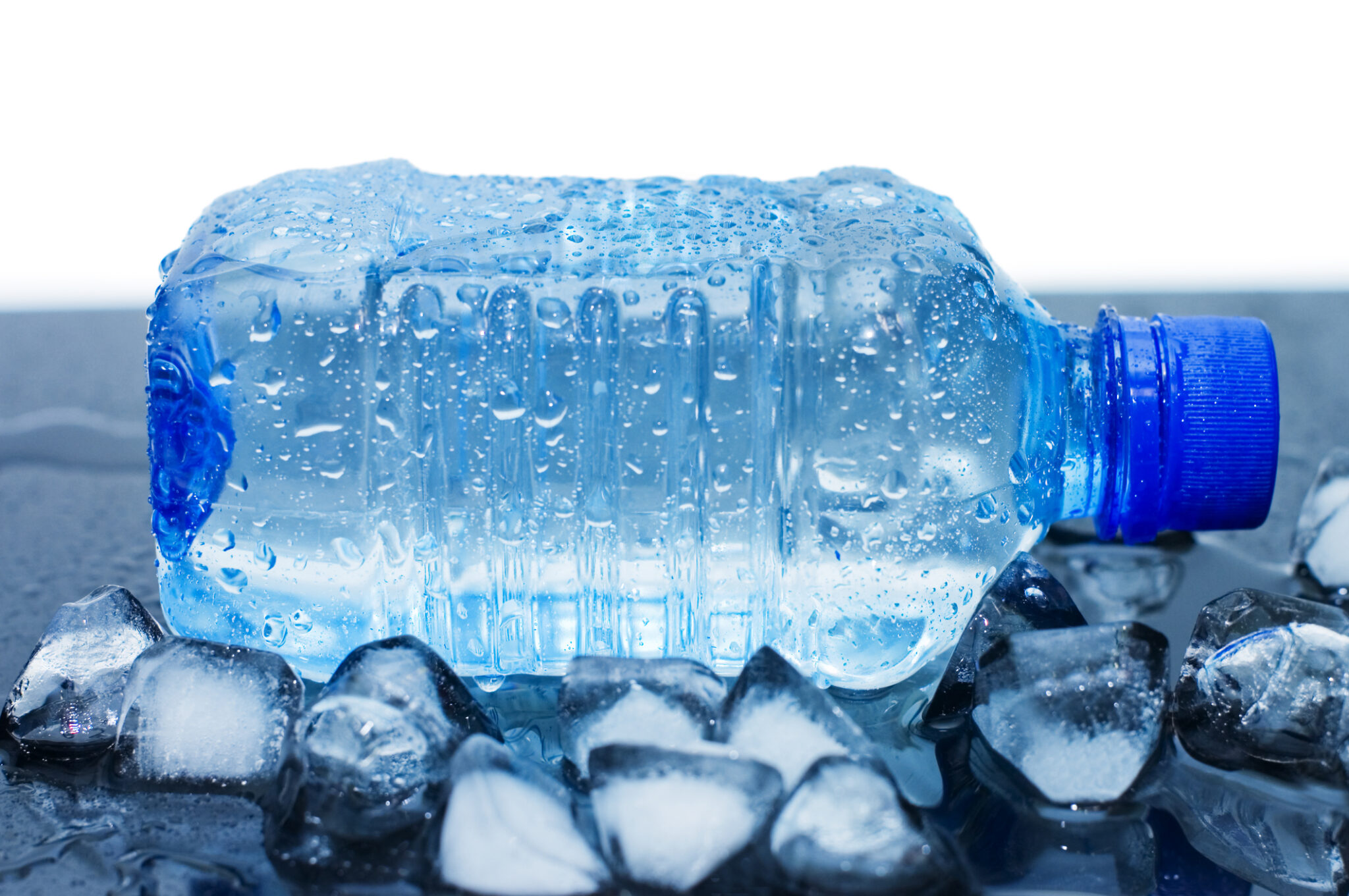 Лед в соленой воде. Бутылка для воды. Бутылка холодной воды. Минеральная вода со льдом. Ледяная минералка.