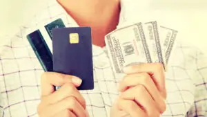 Anunț pentru cei care țin banii la saltea! Ce se întâmplă cu bancnotele