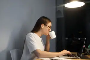 Ce se întâmplă în organism dacă bei cafea seara? Greșeala pe care toată lumea o face