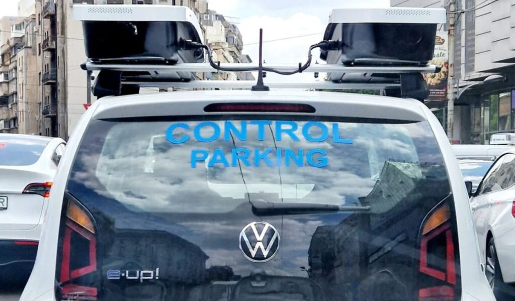 Toate mașinile la control! Maşina albă cu camere de la Control Parking verifică dacă şoferii și-au plătit parcarea în București
