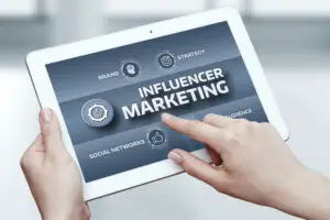 Influencerii din Franța pot ajunge la închisoare dacă fac reclame mincinoase pe internet