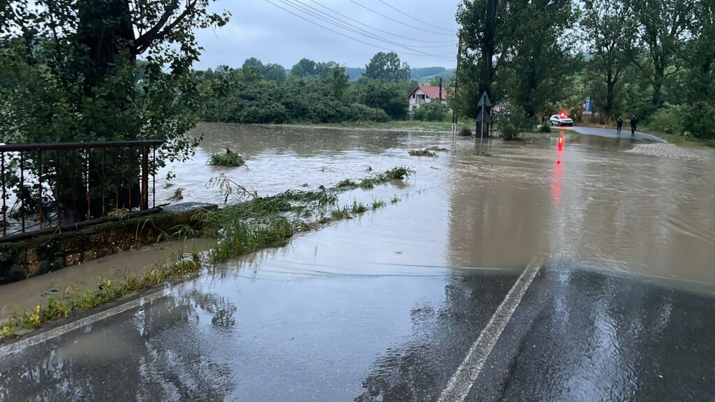 Cod portocaliu de inundații în România! A venit şi Cod roşu de furtună de la ANM