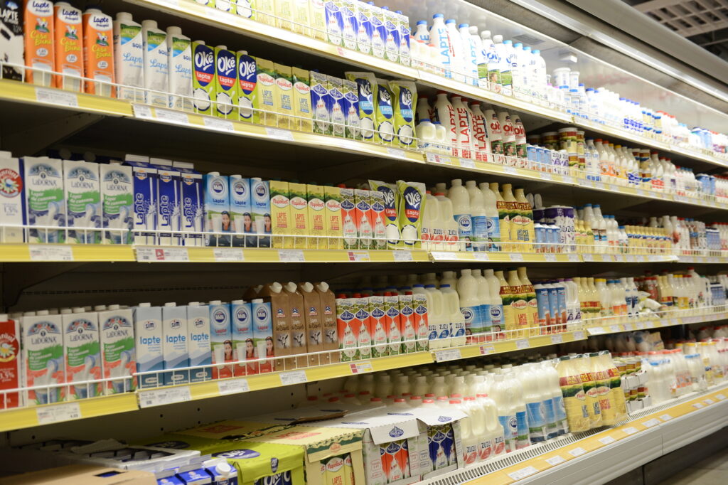 Laptele degresat sau cu grăsime? Care este mai bun pentru sănătate