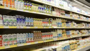 2 lei pentru fiecare litru de lapte ecologic. Producătorii ar putea primi un nou ajutor de stat