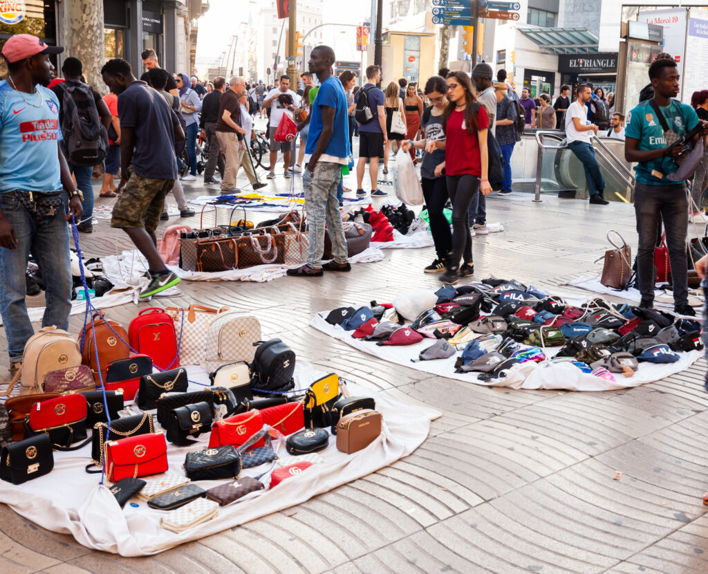 Studiu EUIPO: Jumătate din tinerii europeni preferă să cumpere produse contrafăcute