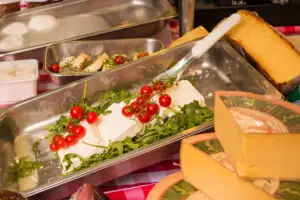 Cât de periculos este să mănânci brânză cu roșii? Nutriționiștii avertizează