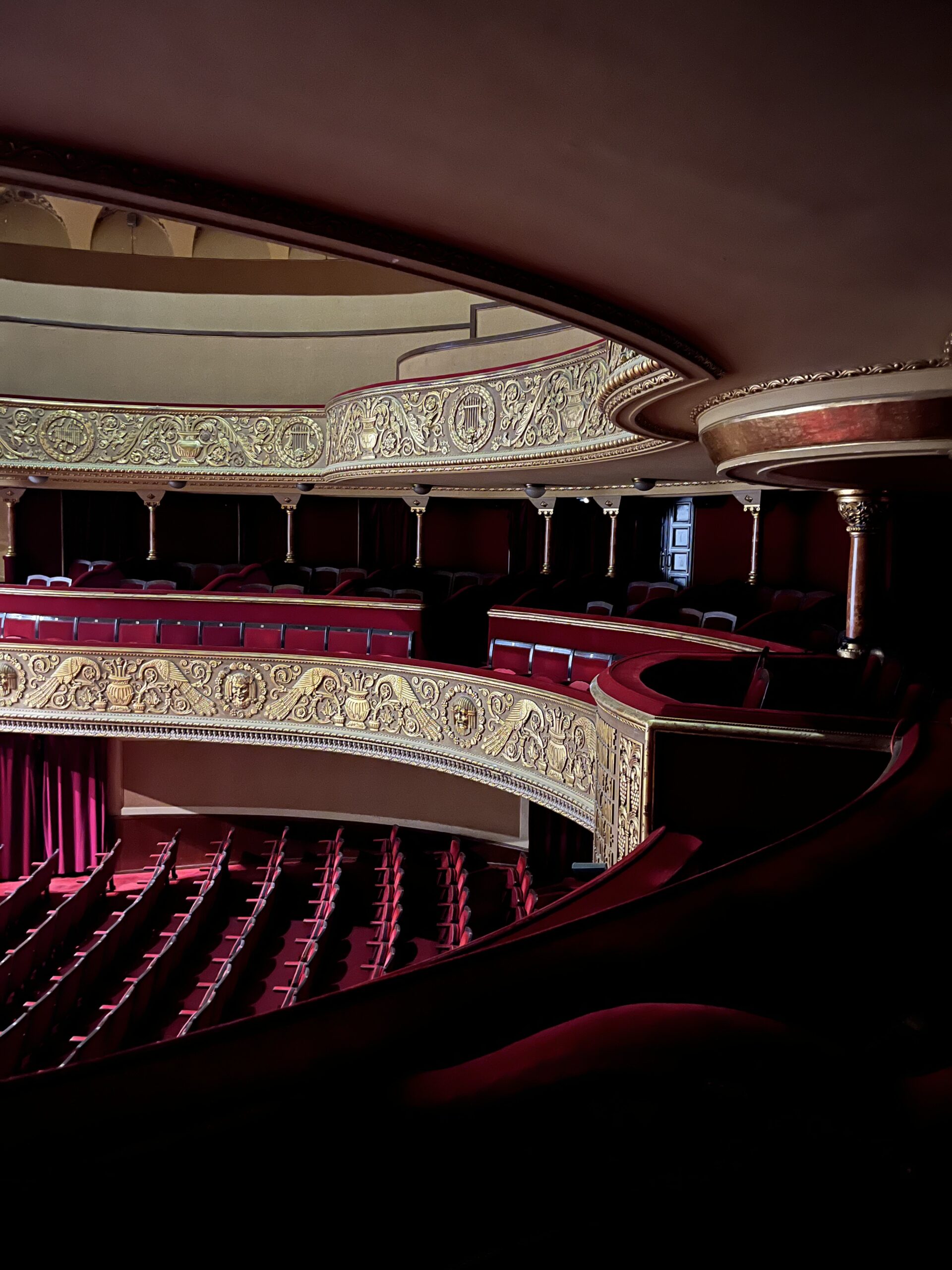 Sala mare de spectalole din cadrul Teatrului Național „Mihai Eminescu” din Timișoara este împărțitp cu echipa de la Opera Națională (sursă foto: Infofinanciar / Adrian Lambru)