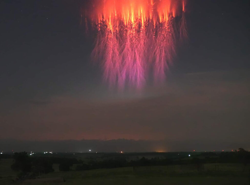 Minunea care a apărut pe cerul României! Fenomenul cunoscut sub denumirea de „Red sprites”