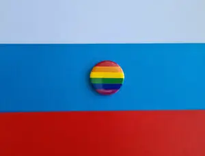 Rusia interzice operațiile de schimbare de gen. Persoanele transgender nu pot adopta copii