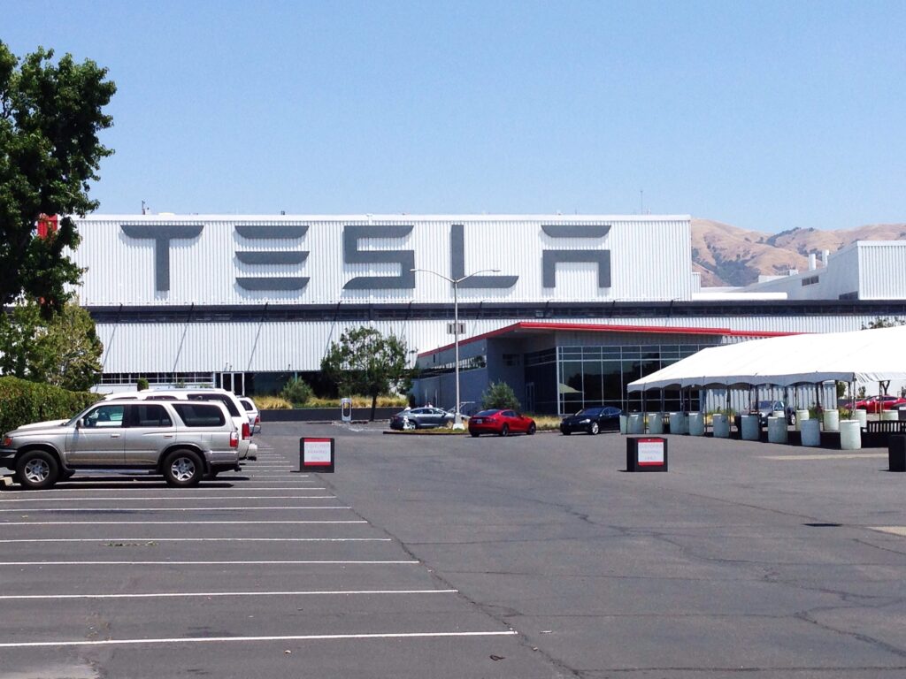 Tesla a construit primul său Cybertruck. Cum arată pickup-ul electric