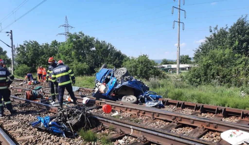 Tragedie cumplită în România! Au murit pe loc. Un tren a rupt în două mașina