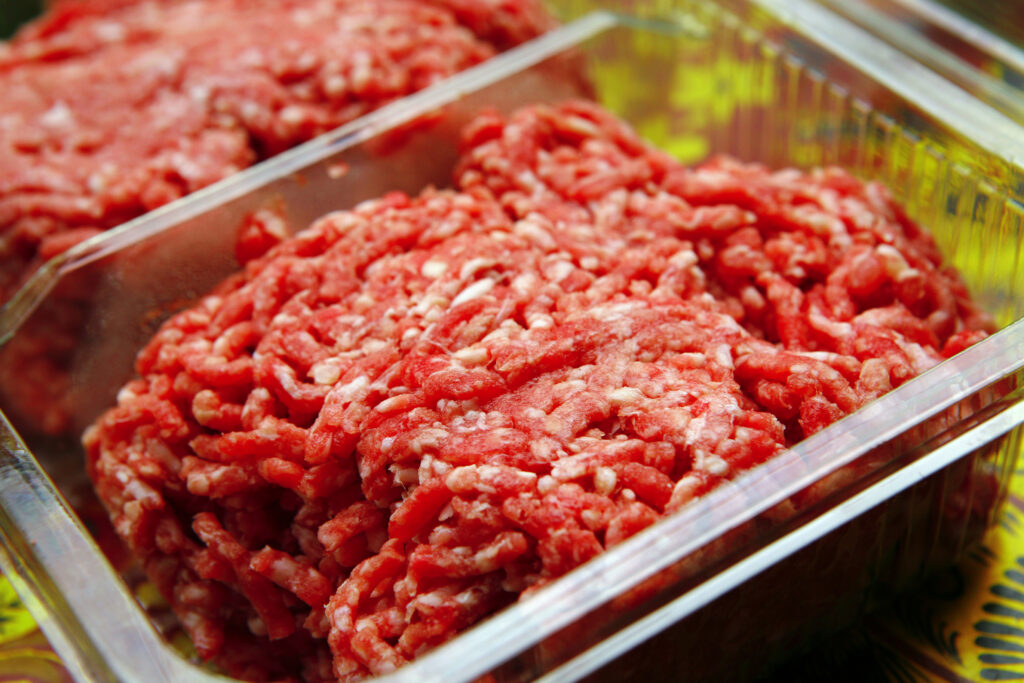 Pericolul din carnea tocată! Carnea de vită care a îmbolnăvit oamenii din mai multe orașe