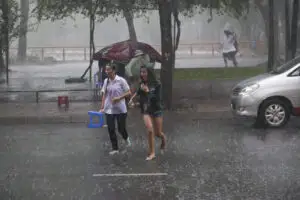 Vremea o ia razna! ANM anunță caniculă și ploi torențiale