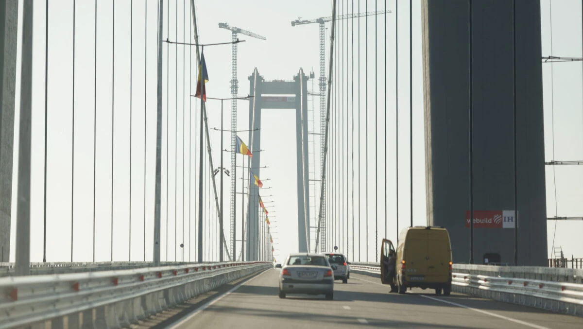 Asfalt deteriorat pe podul de la Brăila. Constructorul Webuild a dezvăluit cauza