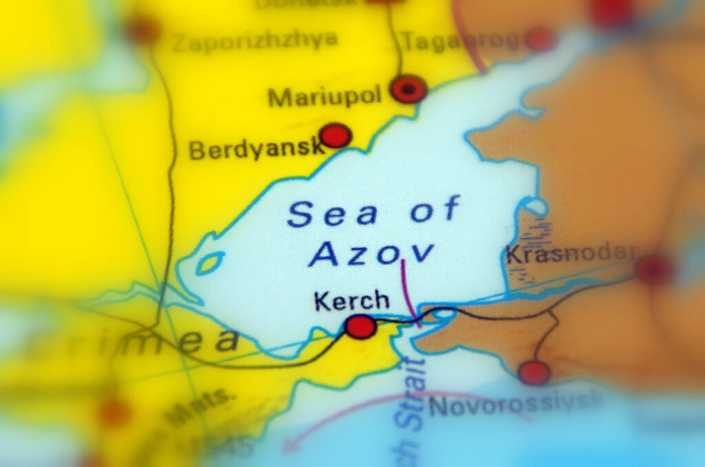 Rusia a interzis circulația navelor și avioanelor prin strâmtoarea Kerci