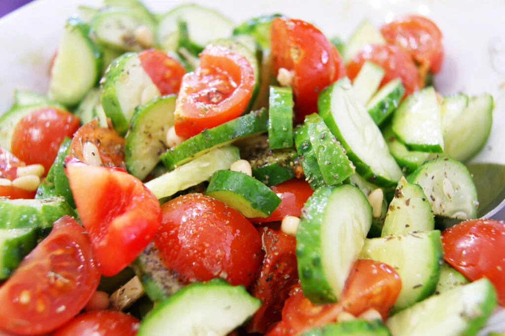 Nu mai mânca salata de roșii și castraveți! Cum vă afectează stomacul