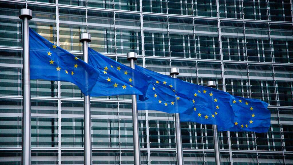 Parlamentul European cere noi reguli pentru combaterea dependenței digitale în UE