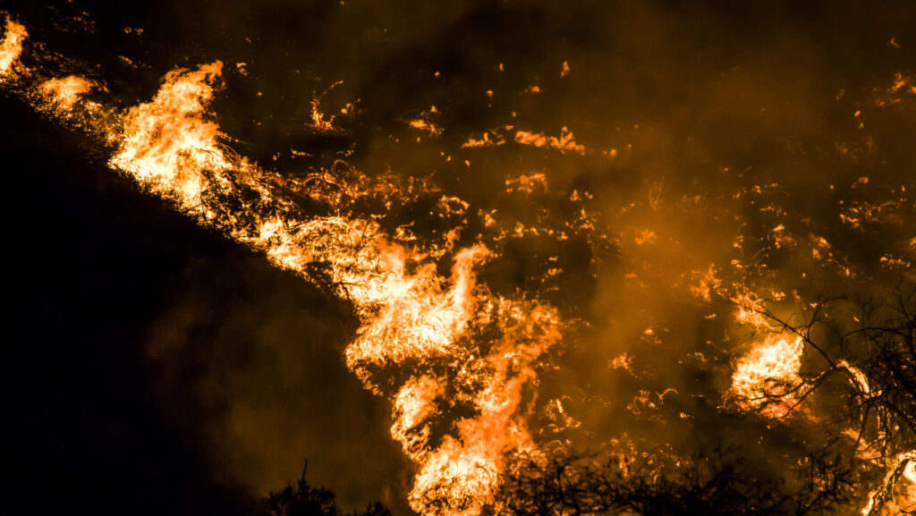 Tornadă de foc în mijlocul incendiilor! Fenomenul incredibil de rar a fost filmat (VIDEO)