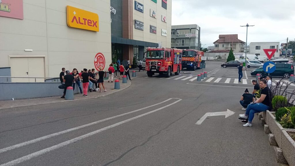 Pericol de incendiu la mall-ul din Targu-Jiu! Pompierii au evacuat clădirea