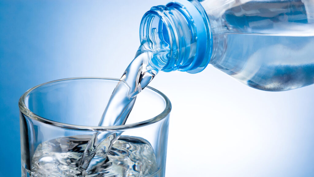 Câtă apă trebuie să bem pentru a slăbi? Chiar ajută la pierderea kilogramelor?
