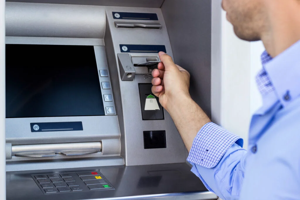 Mare atenție la ATM! Anunț pentru românii care scot bani de la bancomat