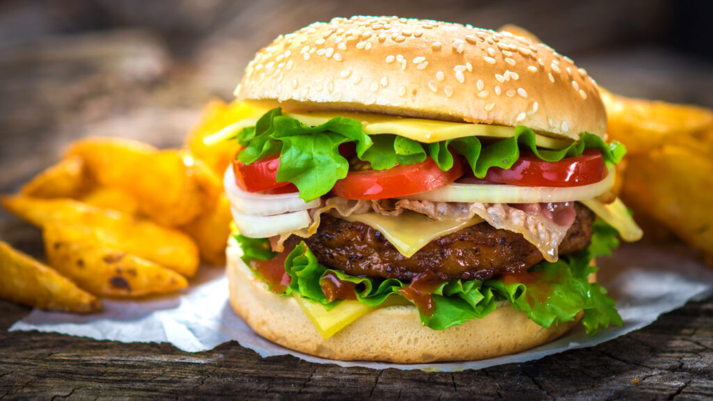 Ce se întâmplă în organism dacă mănânci un burger în fiecare zi