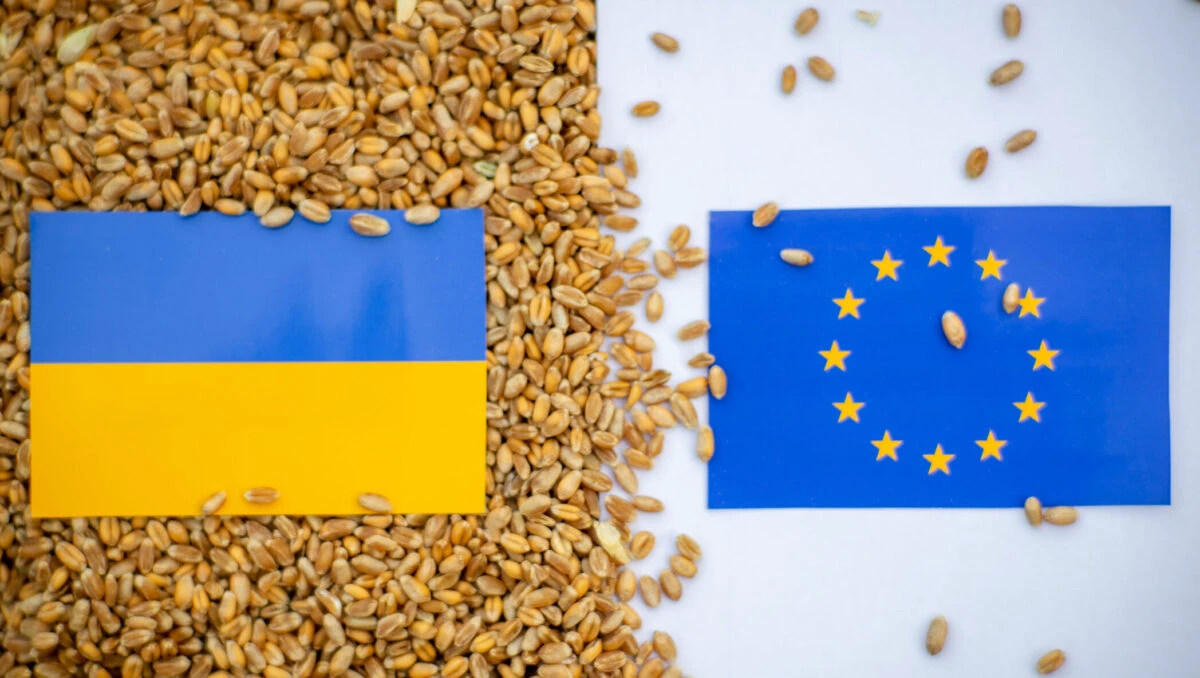 Scandal uriaș la granița dintre Polonia și Ucraina. Cerealele ucrainene, aruncate din tren și împrăștiate pe șine