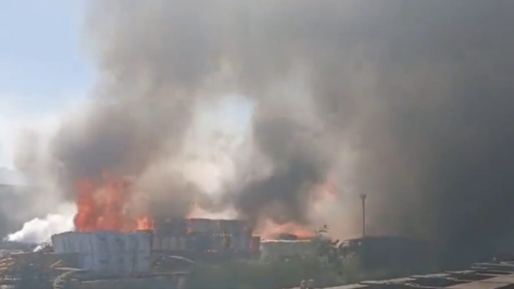 Alertă la Marea Neagră! Incendiu uriaș la terminalul de păcură de la Novorossiisk