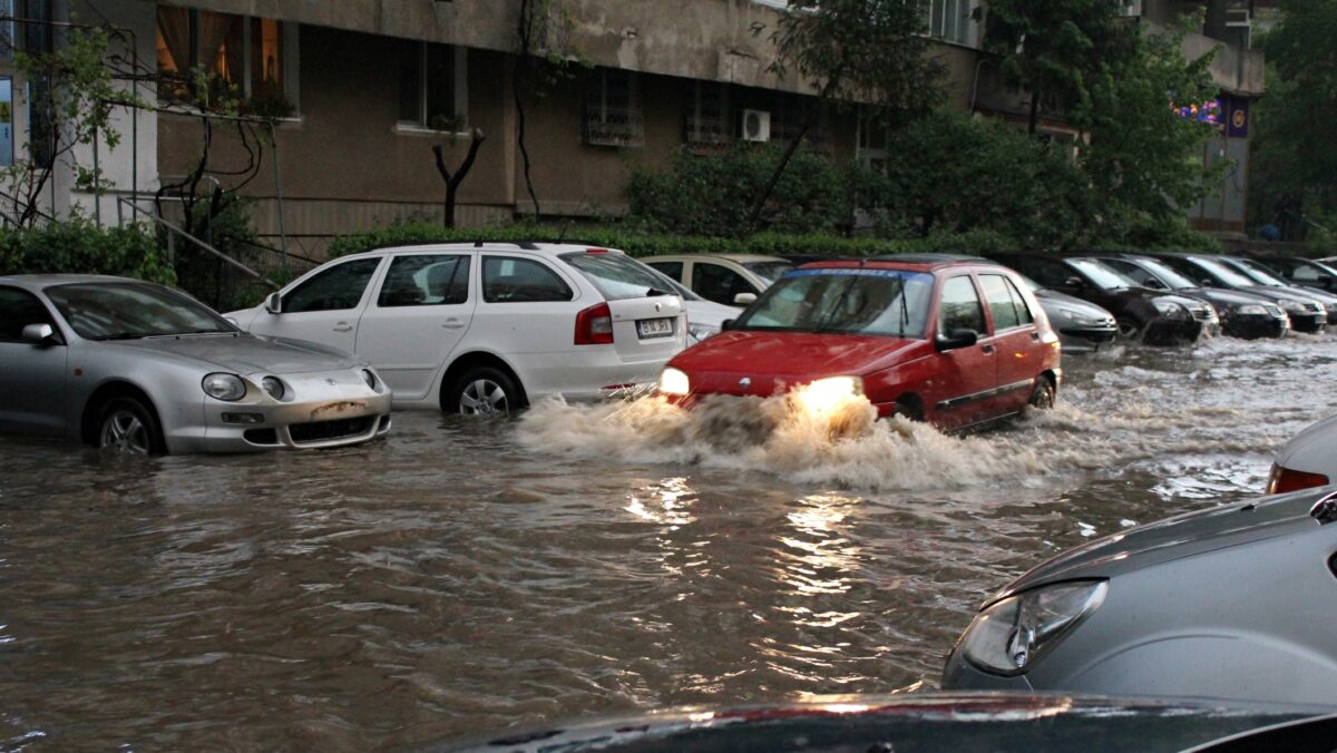 Vremea a făcut prăpăd în București. Grindina și ploile torențiale au inundat Capitala