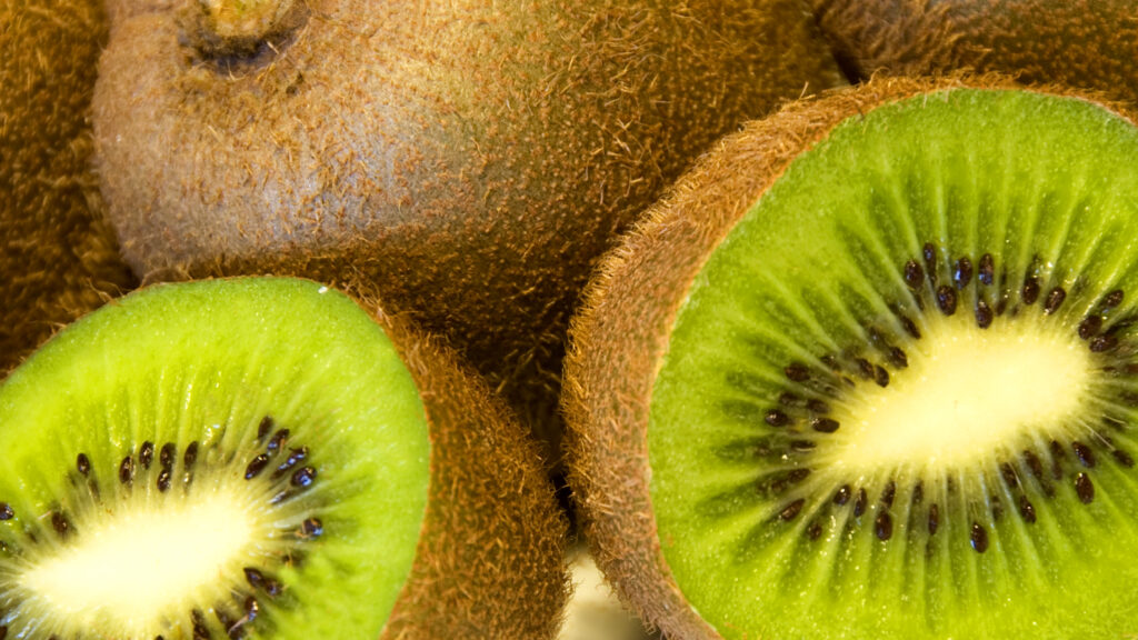 Ce se întâmplă în corpul nostru dacă mâncăm kiwi. Care sunt cele mai importante beneficii