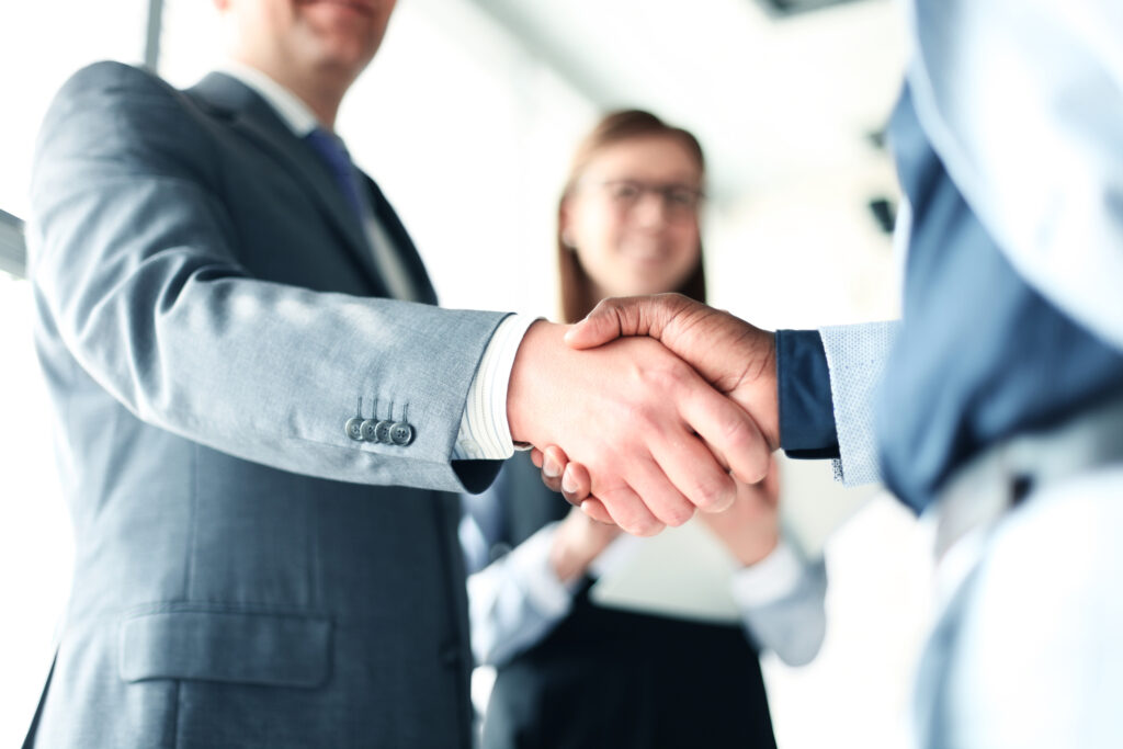 Managerii doresc mai multe beneficii de la locul de muncă. Cer asigurare de viață când negociază pachetele salariale