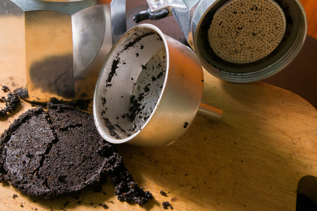 Nu mai arunca zațul de cafea. Toți cei care au grădini trebuie să știe la ce îl pot folosi