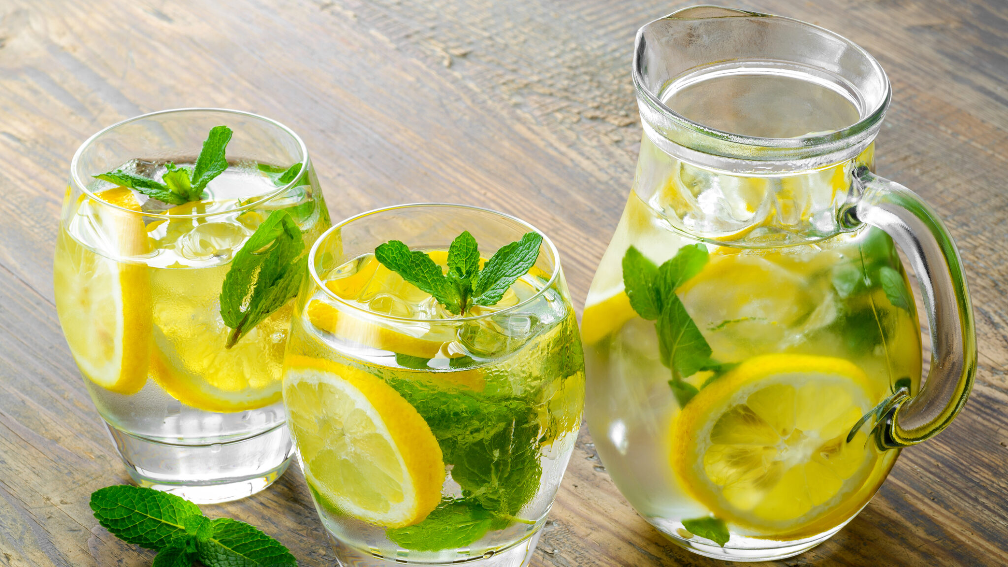 Вода с лимоном в ресторане. Вода с лимоном. Домашний лимонад. Лимонад лимон. Лимонад в стакане.