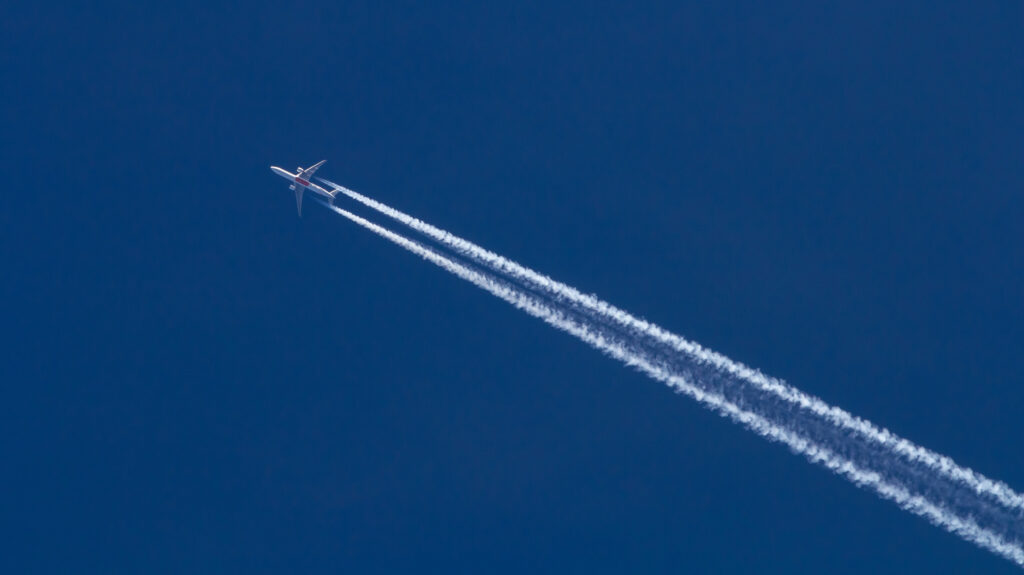 De ce avioanele lasă dâre albe pe cer. Ce înseamnă, de fapt, acest fenomen