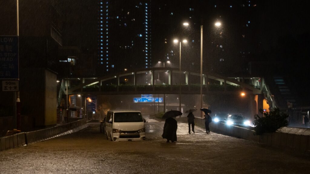 Inundațiile fac prăpăd în Hong Kong. Cele mai mari precipitații din 1884 încoace